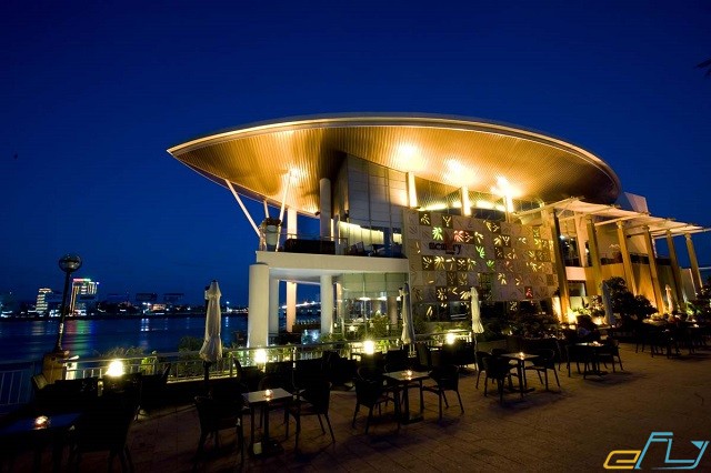 Memory Lounge Bar & Restaurant là nhà hàng nổi trên sông Hàn
