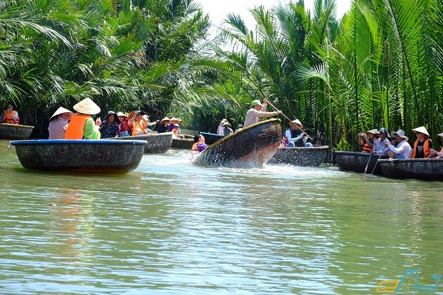 kinh nghiệm đi rừng dừa bảy mẫu Chèo thuyền thúng là trải nghiệm khá thú vị tại rừng dừa bảy mẫu