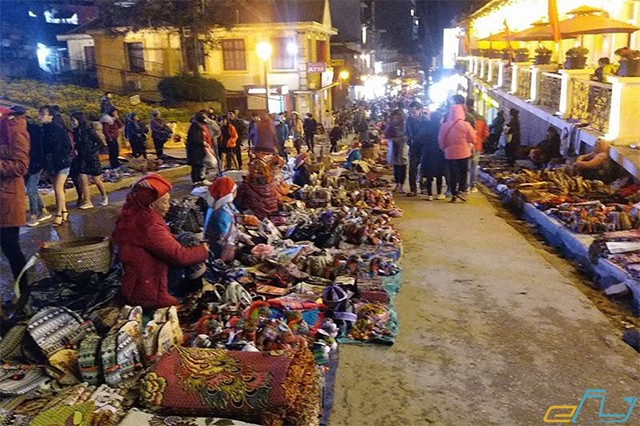 mua sắm đồ dùng ở chợ đêm sapa