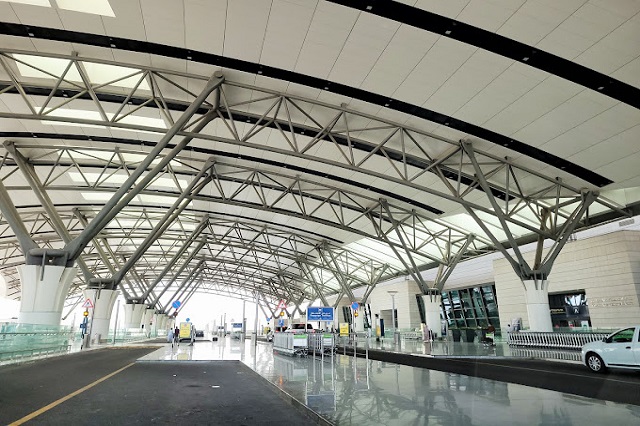 Từ Sân bay Quốc tế Muscat cách trung tâm thành phố Muscat bao xa?