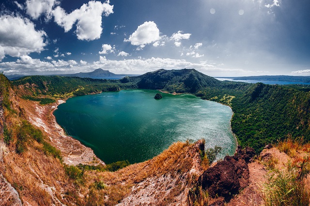 Hành trình chinh phục núi lửa Taal ở Philippines trong 1 ngày