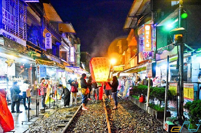 những ngôi làng cổ Đài Loan: thả đèn hoa đăng ở thập phần
