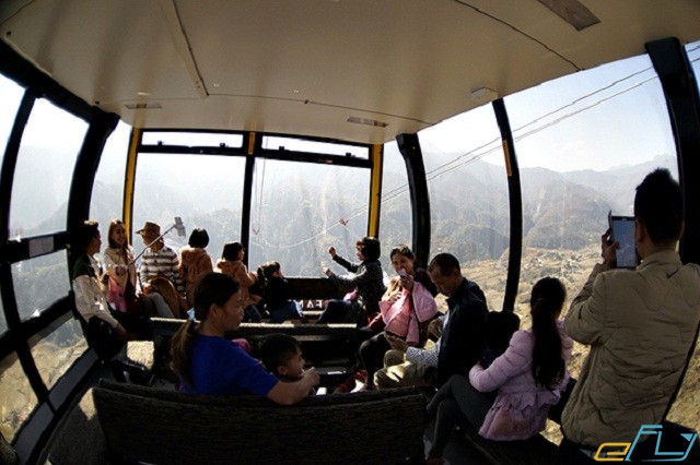 khách ngồi ở trên cáp treo đi đến đỉnh fansipan sapa